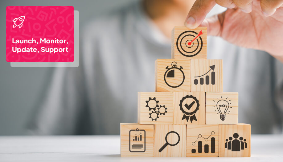wooden blocks piled up following a pyramid shape